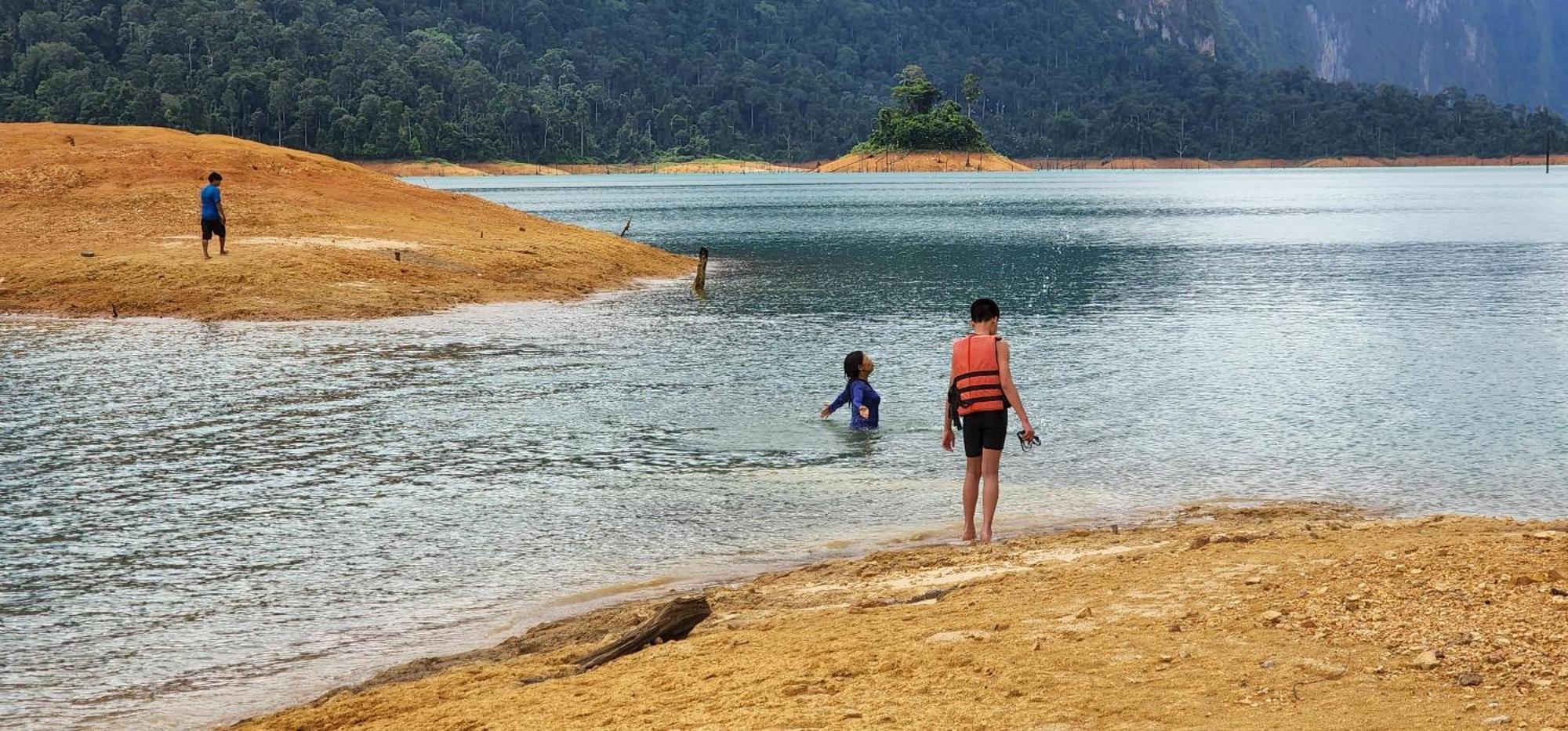 Bed and Breakfast Khaosok Happy House Khao Sok National Park Екстер'єр фото