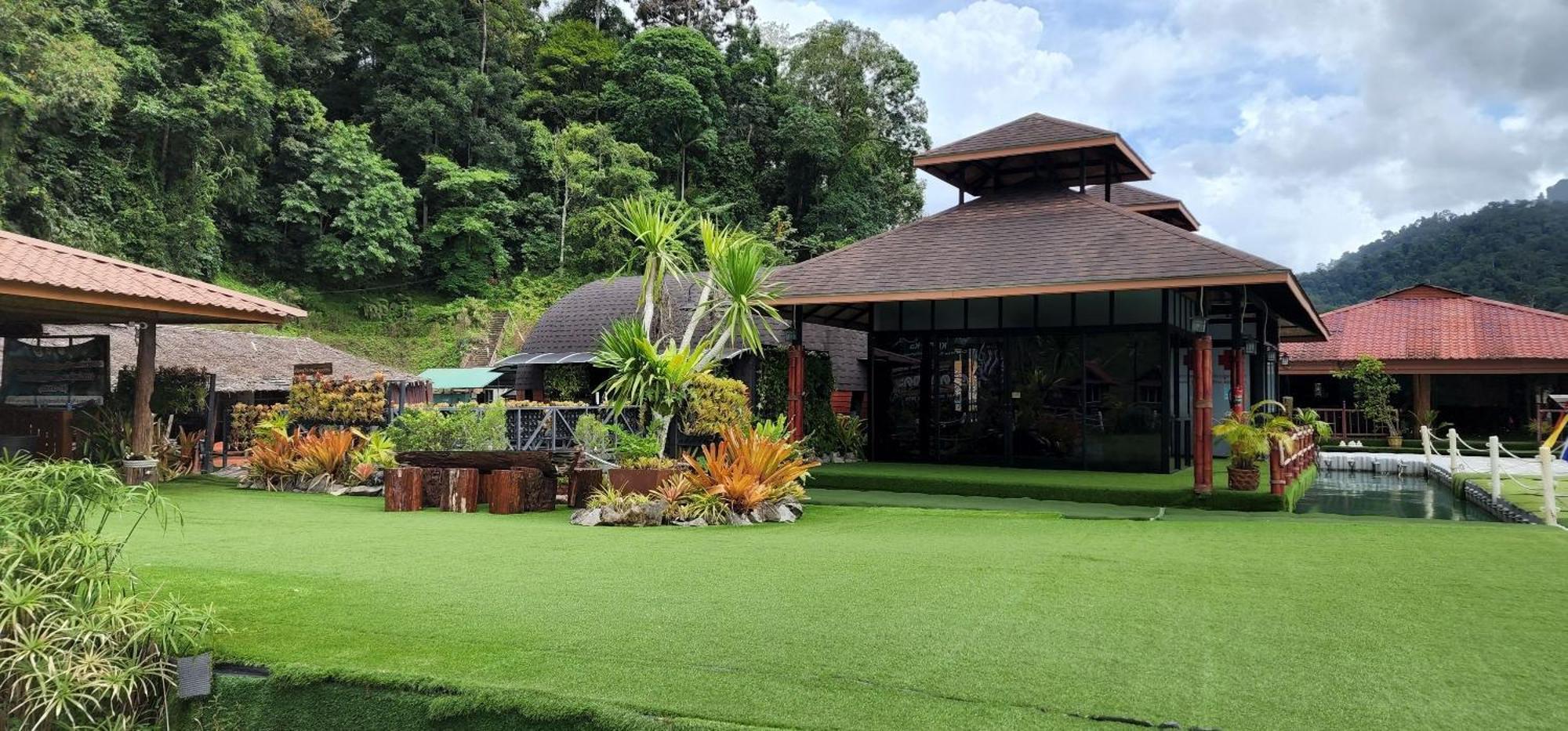 Bed and Breakfast Khaosok Happy House Khao Sok National Park Екстер'єр фото