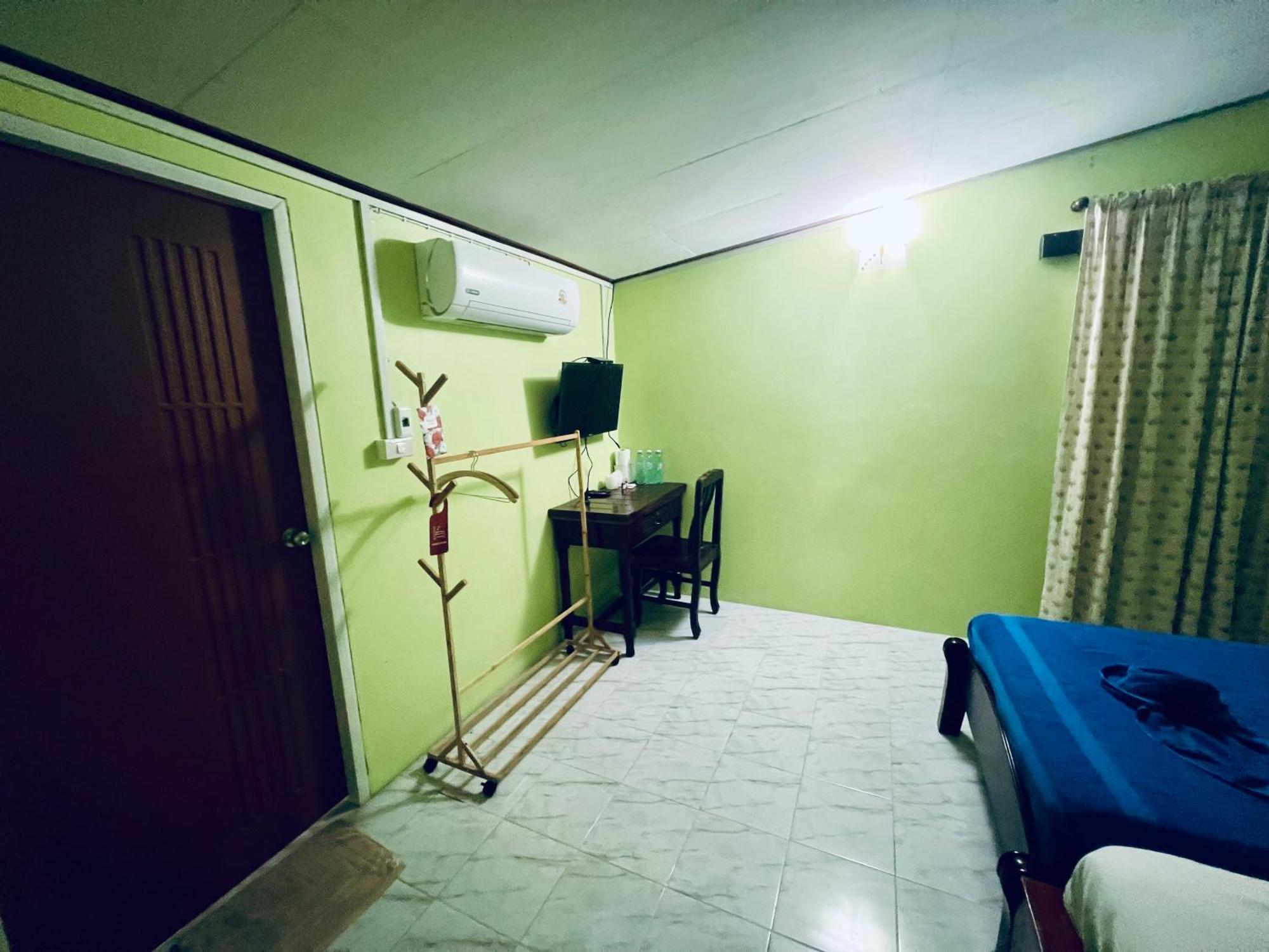 Bed and Breakfast Khaosok Happy House Khao Sok National Park Екстер'єр фото